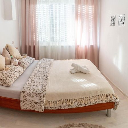 Apartman Lili Knin Esterno foto