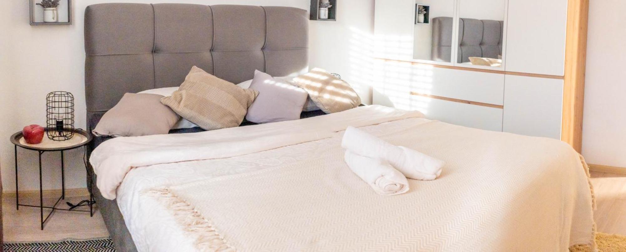 Apartman Lili Knin Esterno foto