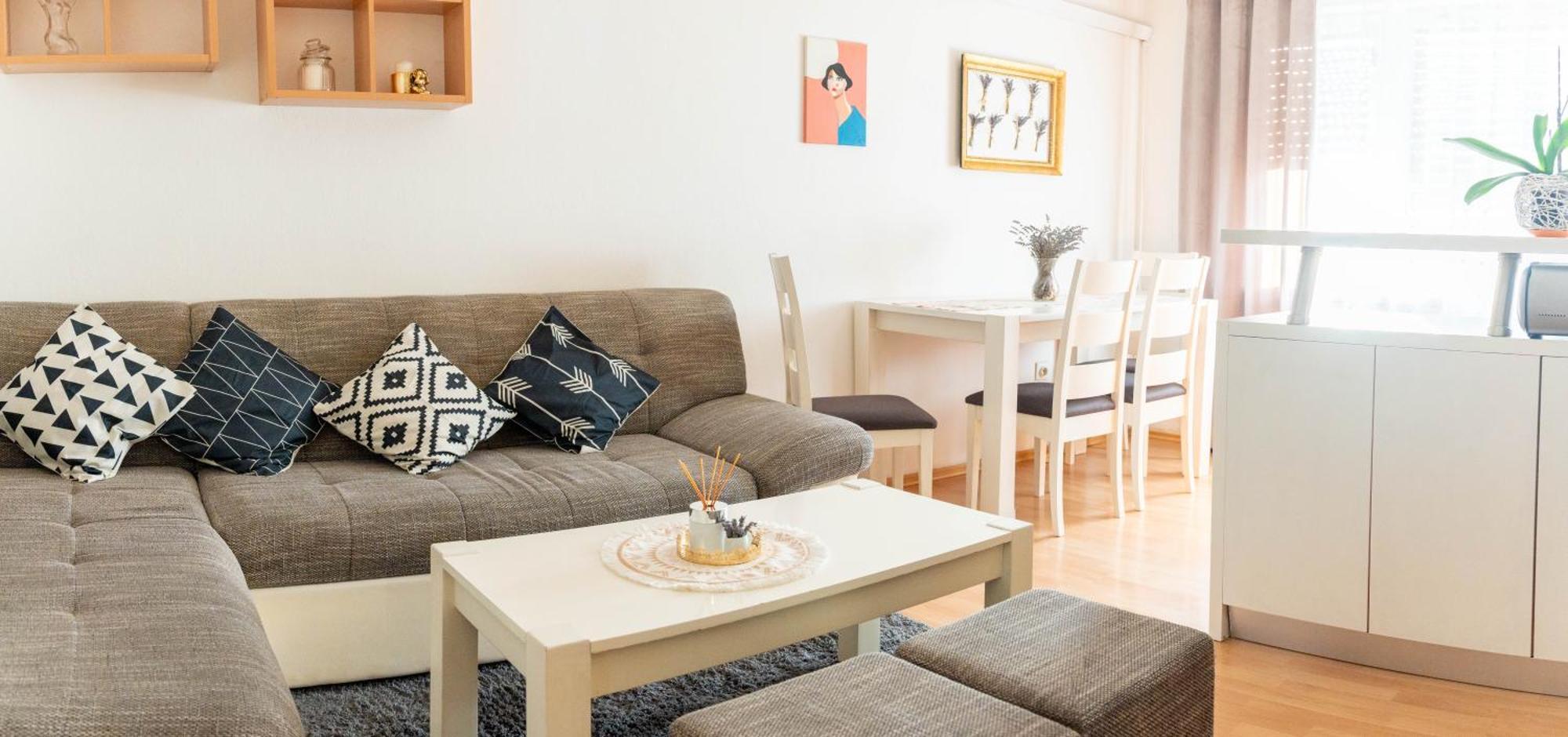 Apartman Lili Knin Esterno foto
