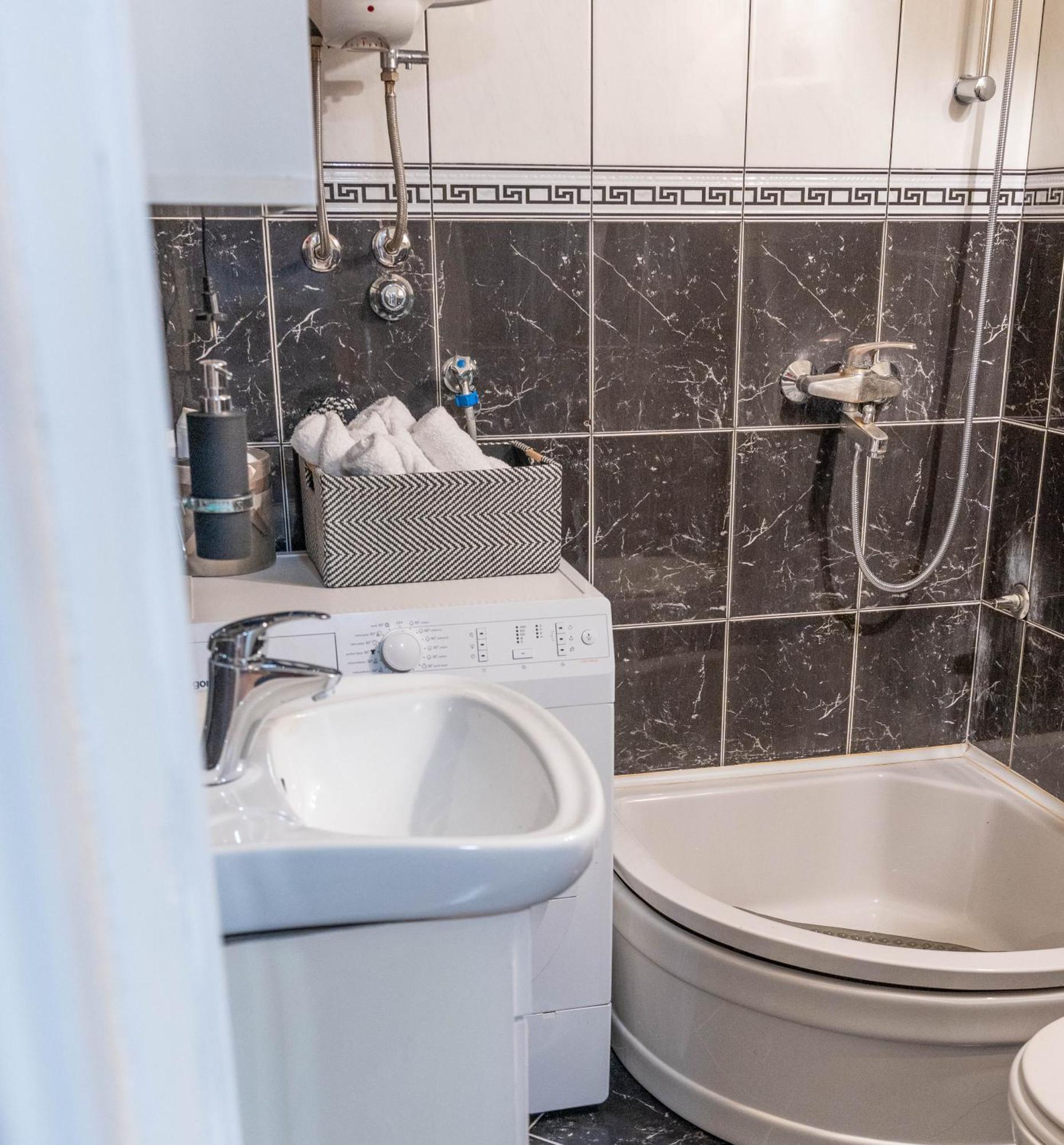 Apartman Lili Knin Esterno foto