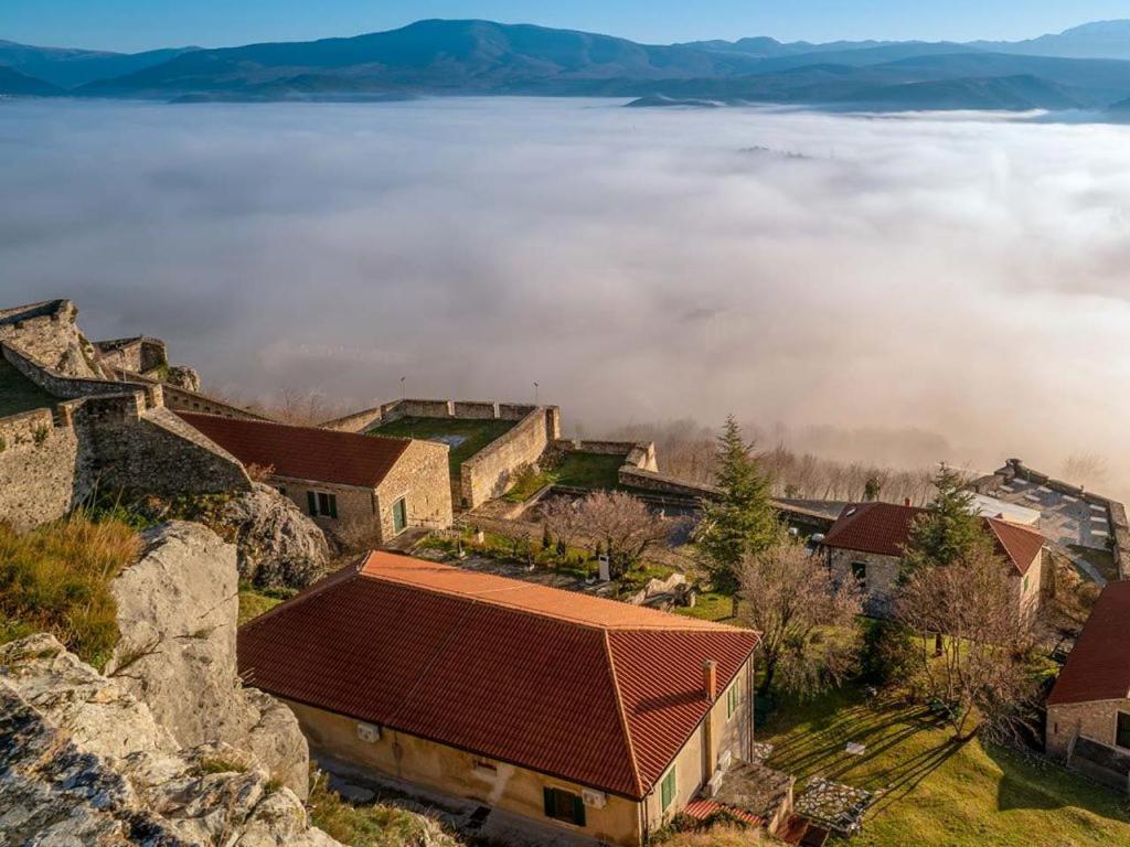 Apartman Lili Knin Esterno foto