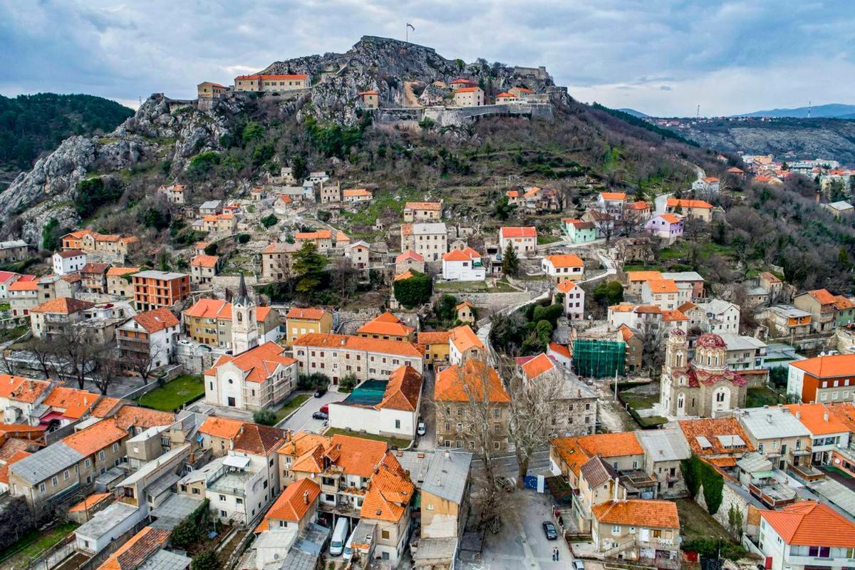 Apartman Lili Knin Esterno foto